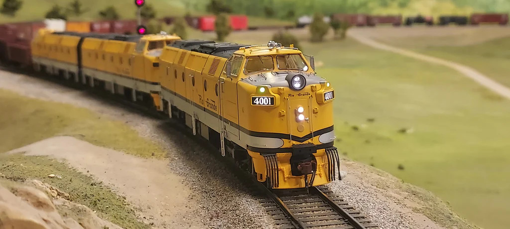 PIKO HO 97453 DCC Ready Krauss-Maffei ML4000 Diesel Locomotive Rio Grande D&RGW #4002
