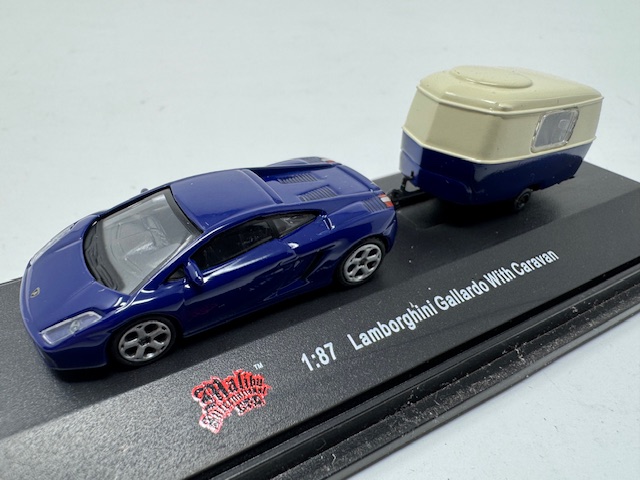 Malibu Internation Ltd HO Lamborghini Gallardo with Caravan Trailer - Black