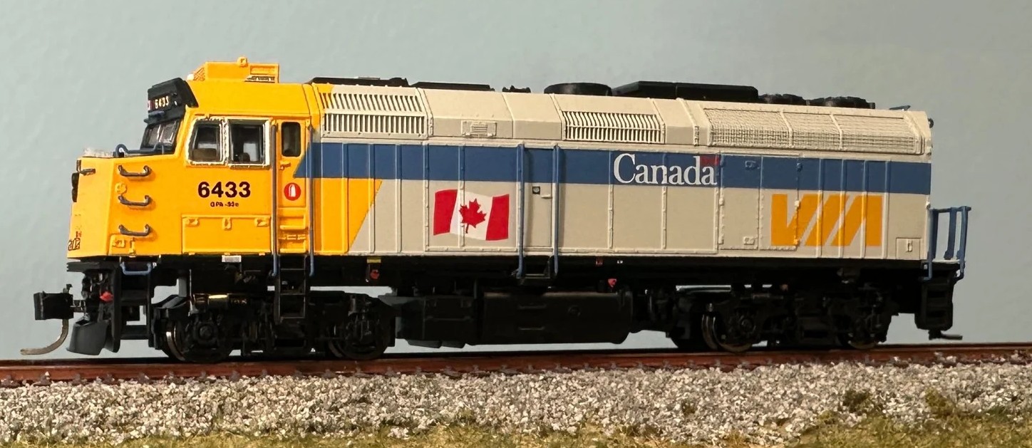 Rapido Trains Inc N 580515 DCC/ESU LokSound V5 Equipped F40PH-2D Locomotive VIA Rail 'Canada Scheme' VIA #6433