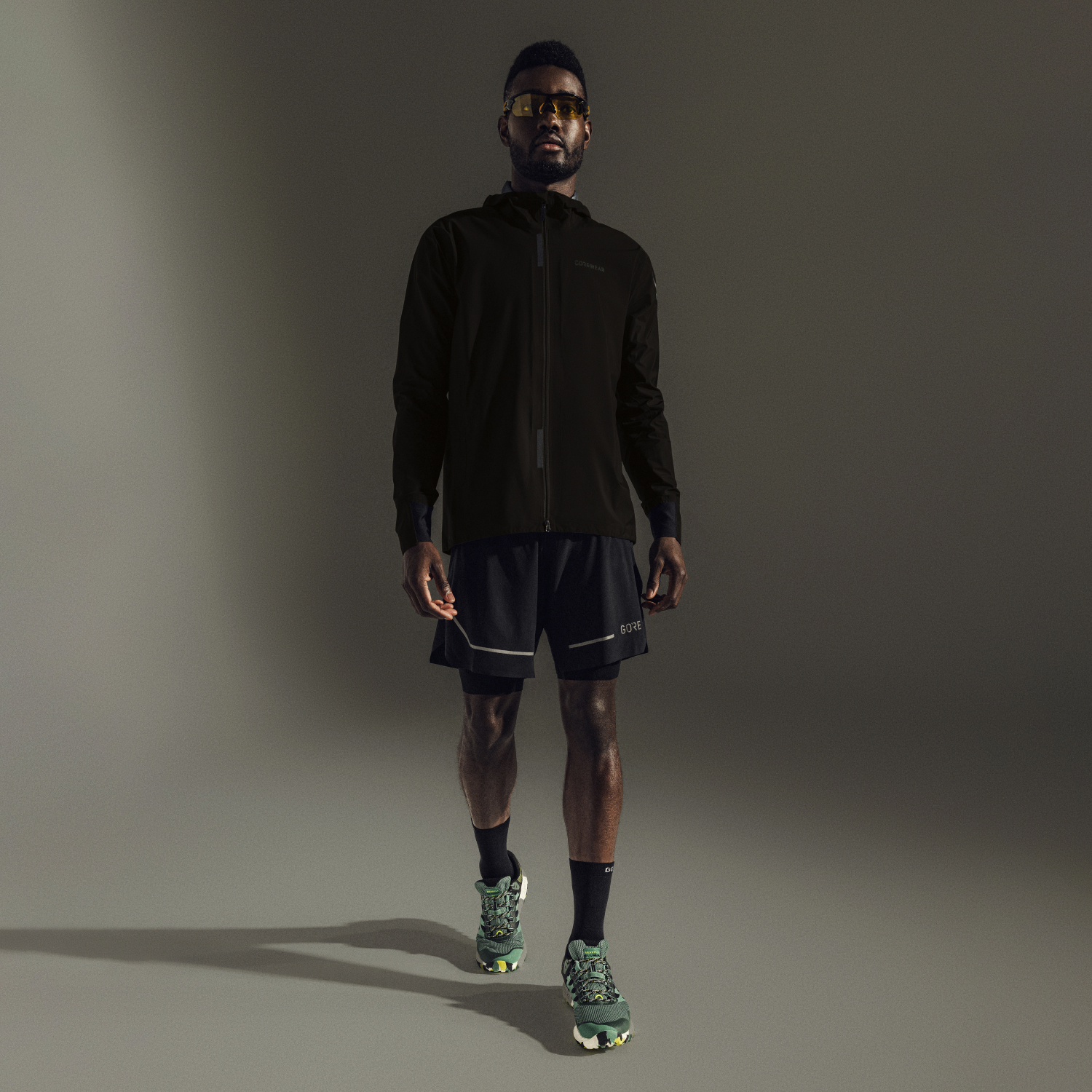 A product model is wearing the CONCURVE GORE-TEX Jacket Mens in size EU Large / US Medium and is 185 cm / 6'1'' and weighs 75 kg / 167 lbs.