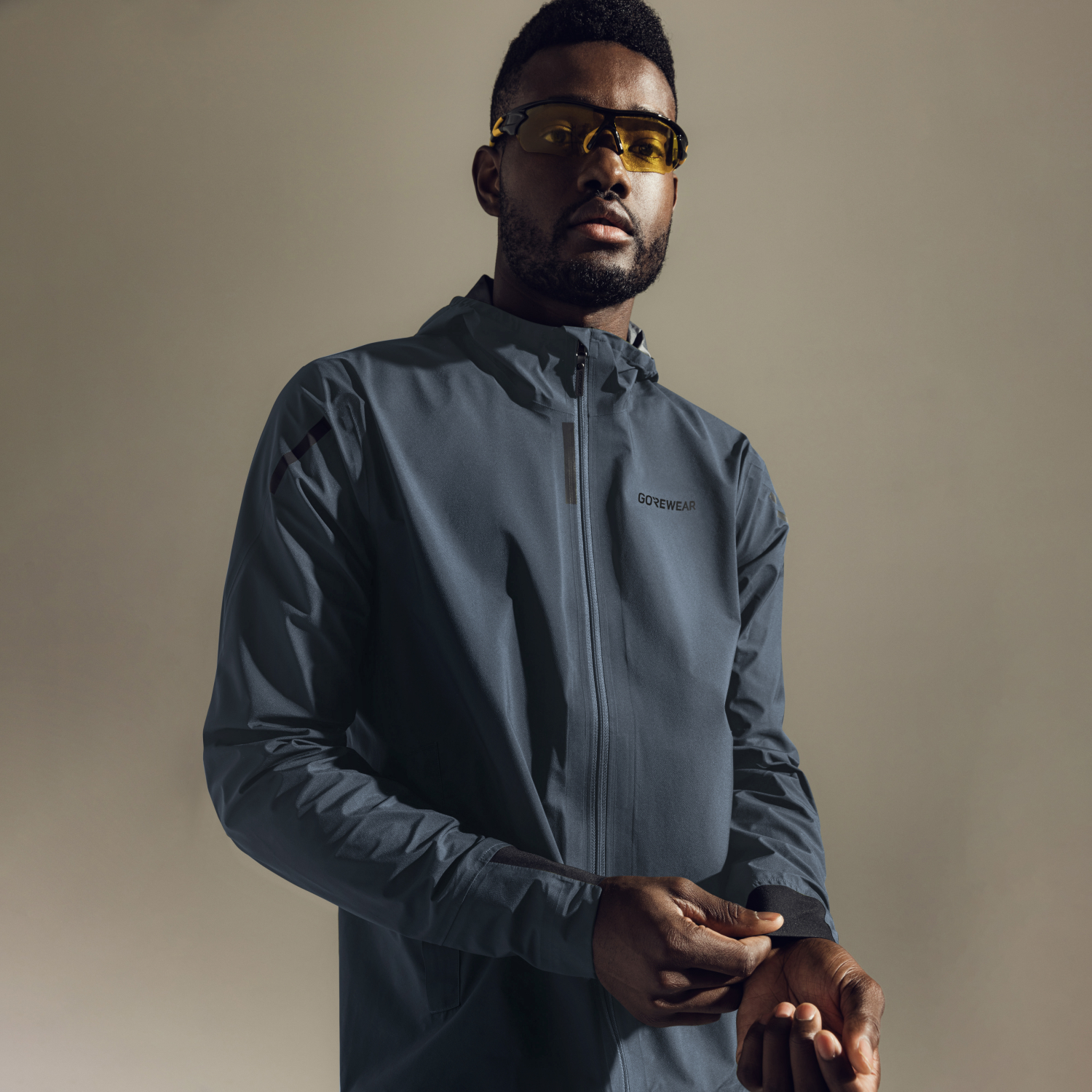 A product model is wearing the CONCURVE GORE-TEX Jacket Mens in size EU Large / US Medium and is 185 cm / 6'1'' and weighs 75 kg / 167 lbs.