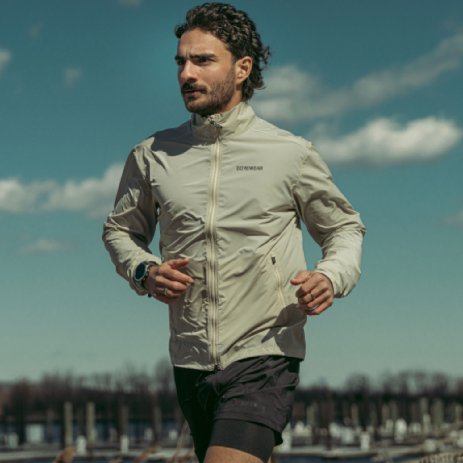 A lifestyle image of the CONCURVE Windbreaker Mens being used.