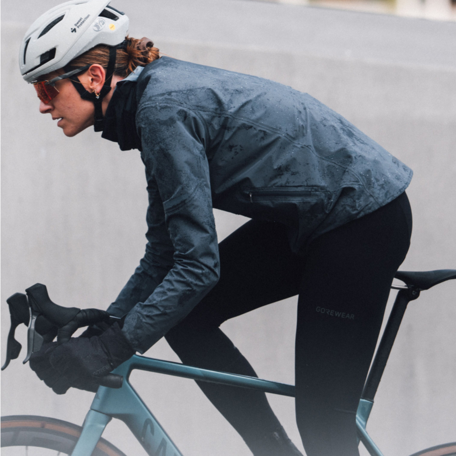 A lifestyle image of the SWIFTRIDE Thermo Bib Tights Women being used.