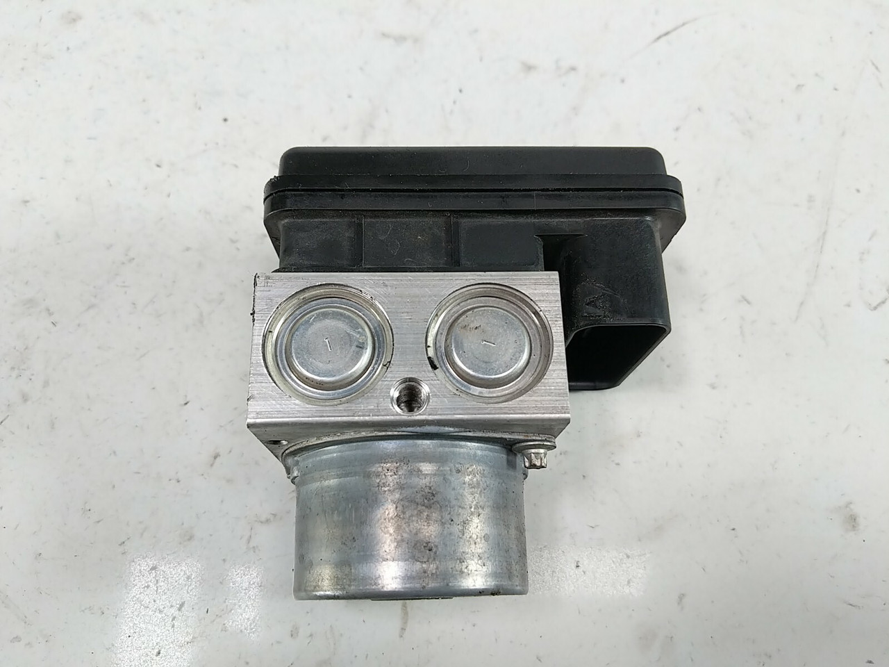 19 Husqvarna Svartpilen 401 ABS Anti Lock Brake Unit Pump