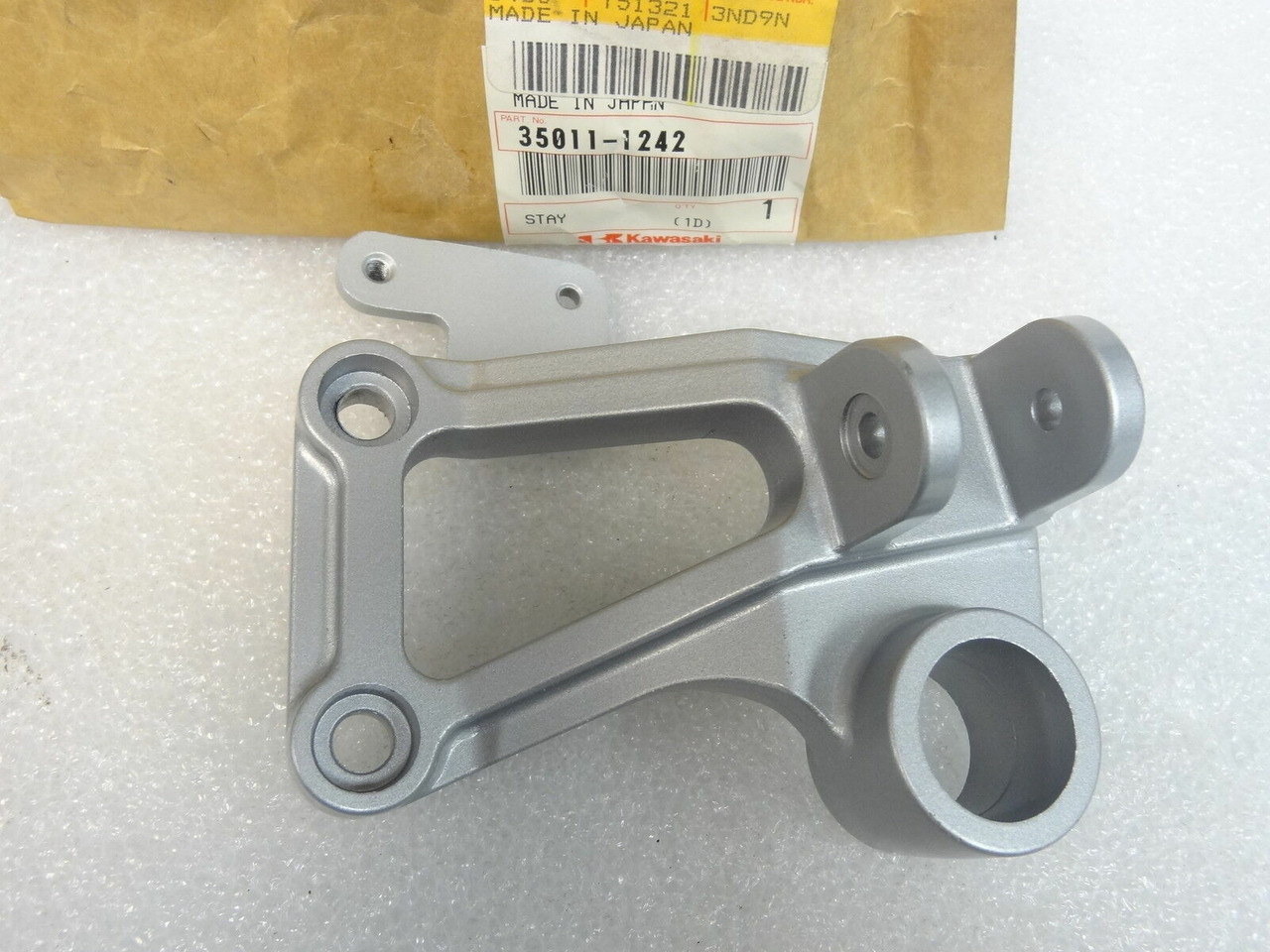 ◆kkkk◆ OEM Kawasaki Footrest Bar Mount LH Left 1985 1986 1987 ZX600