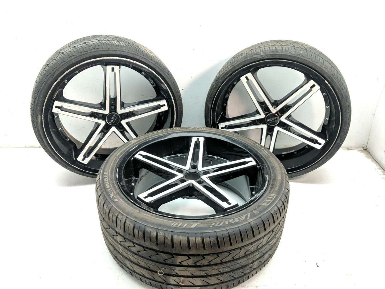 19 Polaris Slingshot S LEXANI LX-TWENTY Rear Tire Rim 305/35R22