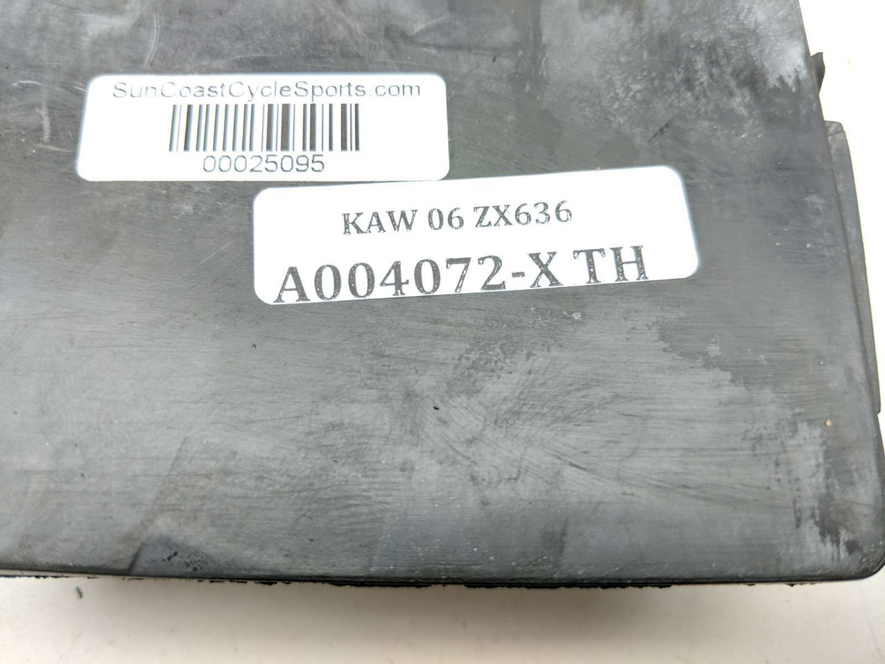 05 06 Kawasaki ZX 6 ZX636 Fuse Relay Junction Box Rubber Mount