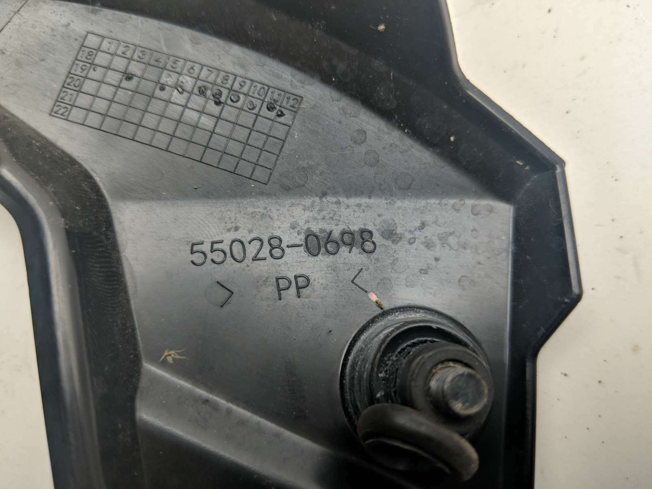 20 Kawasaki Ninja ZX6R ZX636K Right Ram Cover Panel Trim 55028