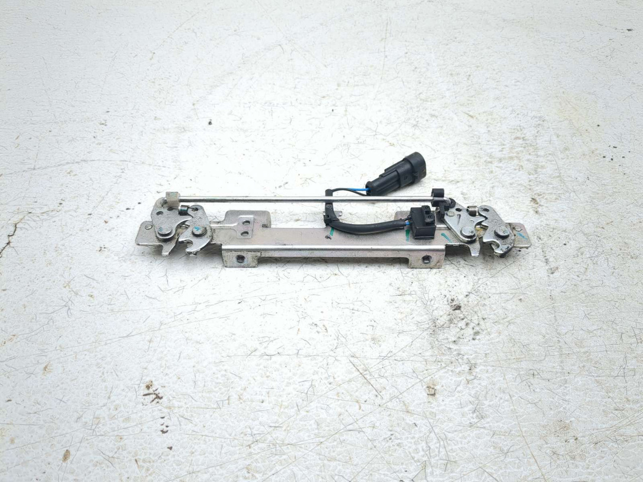 12-19 Can Am Spyder Roadster RT Luggage Rack Trunk Latch A - Sun