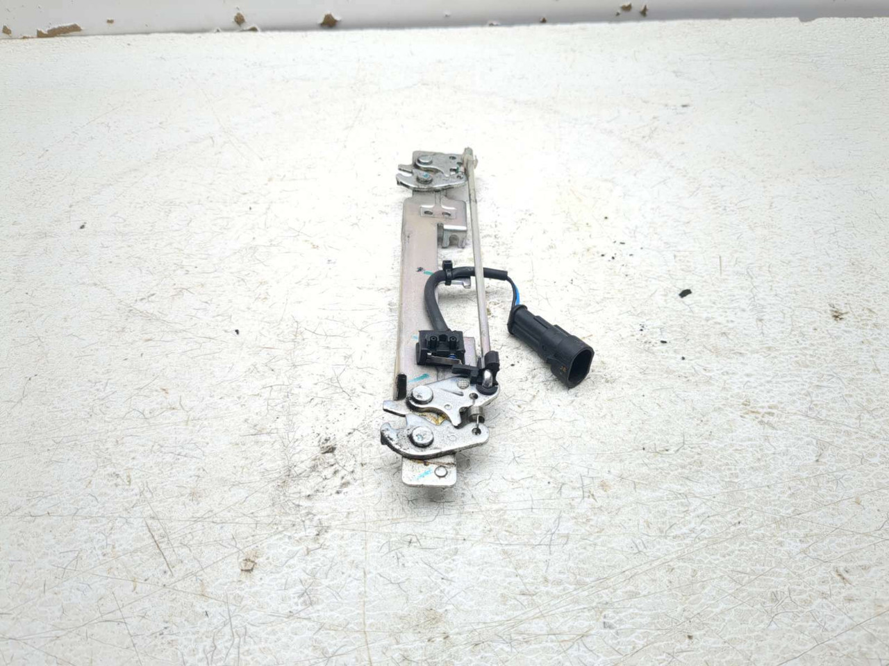 12-19 Can Am Spyder Roadster RT Luggage Rack Trunk Latch A - Sun