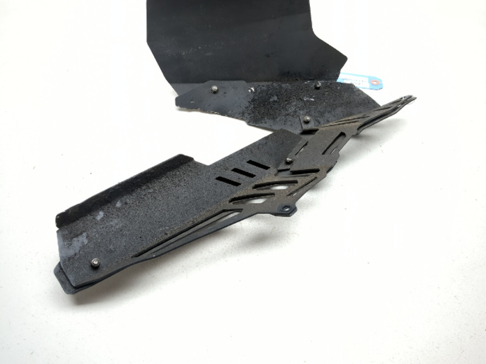 YZF-R25 YZF-R3 MT03 15-18　カーボン チェーンガード 15-18 Yamaha YZF R3 Aftermarket Chain Guard - Sun Coast Cycle
