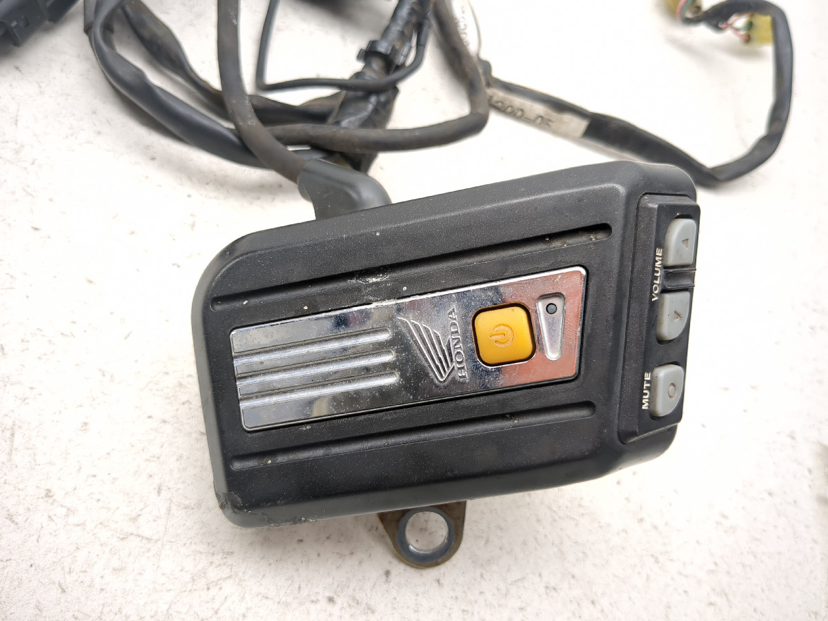 07 Honda VTX1300C VTX 1300 Speaker Assembly With Control Unit