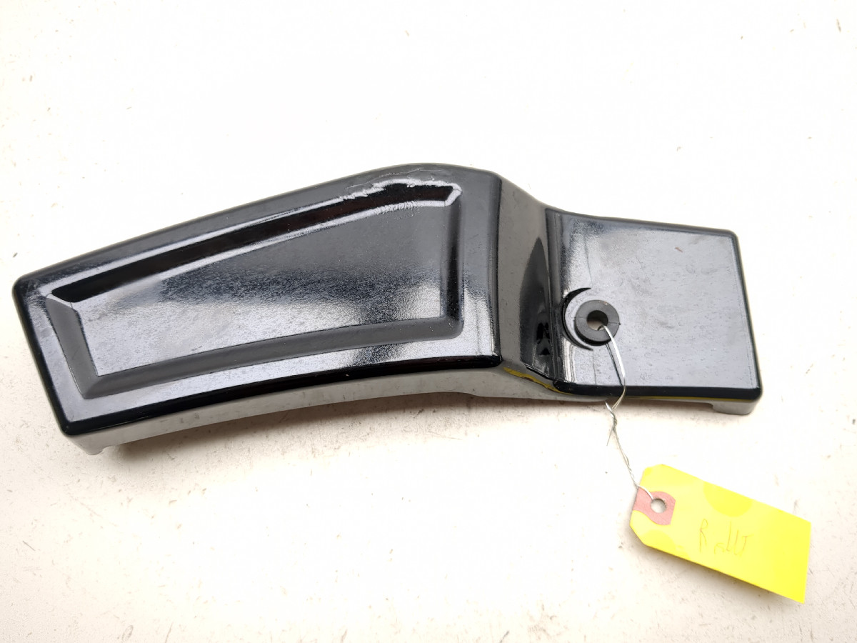 説明文 92-04 Suzuki VL 800 Intruder Right Swingarm Frame Fairing Cover