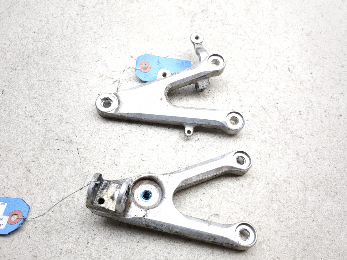 03-05 Yamaha YZF R6 Front Footrest Mount Bracket Holder 5SL-3 5SL