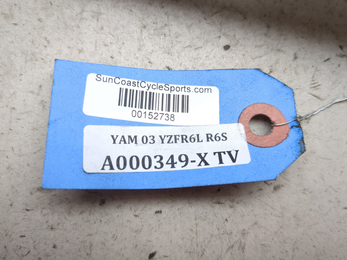 03-05 Yamaha YZF R6 Front Footrest Mount Bracket Holder 5SL-3 5SL