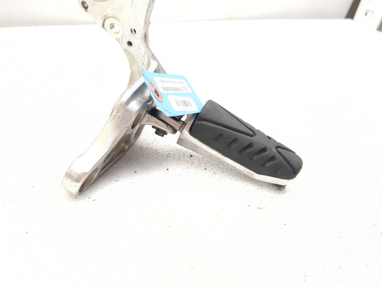 09-20 Yamaha Vmax 1700 VMX17 Footpeg Bracket Front Right 2S3-27421