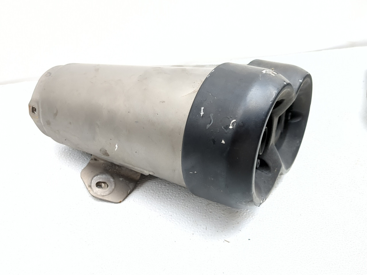 09-20 Yamaha Vmax 1700 VMX17 Left & Right Muffler Rear 2S3-1471 09-20 Yamaha Vmax 1700 VMX17 Left & Right Muffler Rear 2S3-1471