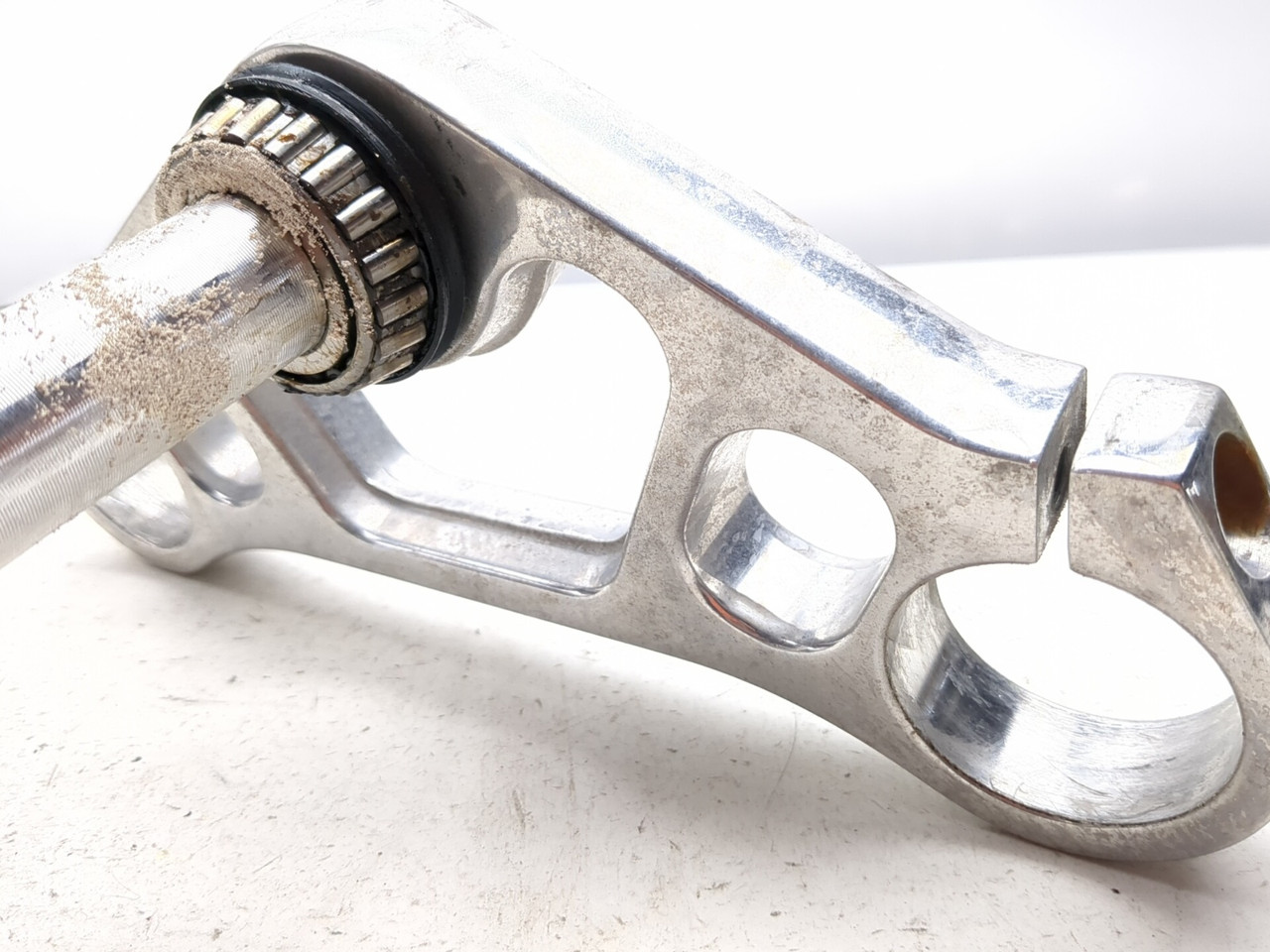 06-08 Harley Night Rod VRSCD Front Lower Triple Tree Yoke Stem