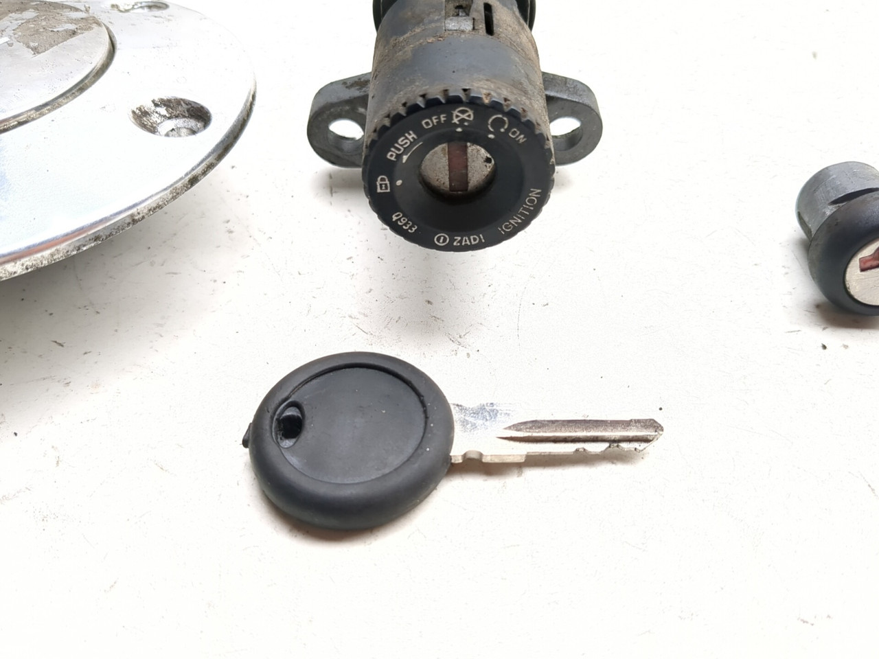 くっくページ 08-12 Moto Guzzi V7 Classic 750 Ignition Gas Cap & Accessory Lock