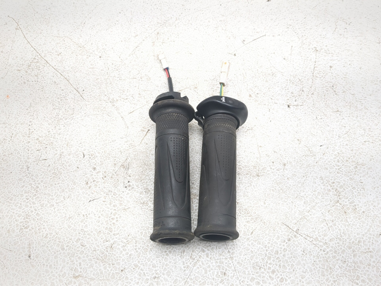 a.style6919出品 17-19 Triumph Tiger 800 XCX Front Left & Right Heated Grip Set