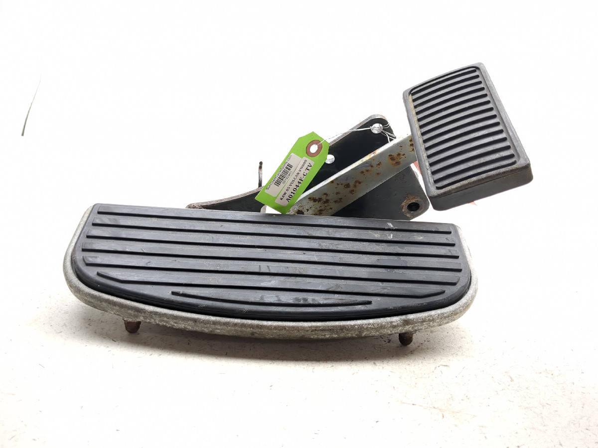 99-06 Kawasaki Vulcan 800 Drifter VN800E Front Right Floorboard