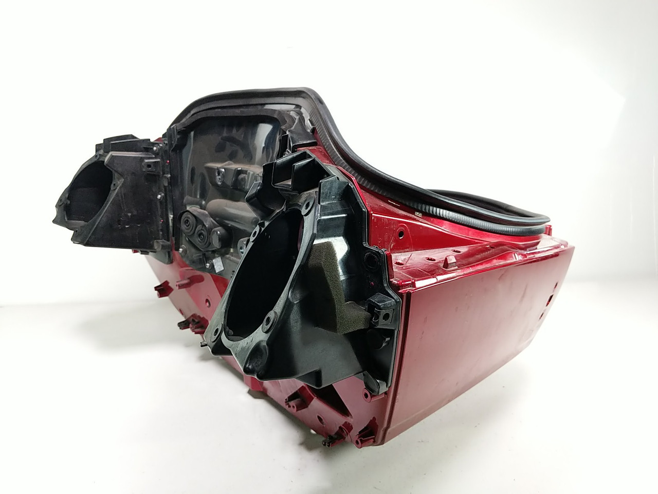 18 Yamaha Star Venture XV1900 Red Rear Trunk Ravel Compartment 2DF