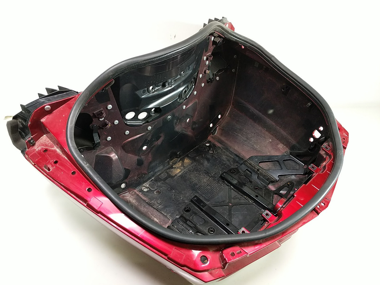 18 Yamaha Star Venture XV1900 Red Rear Trunk Ravel Compartment 2DF