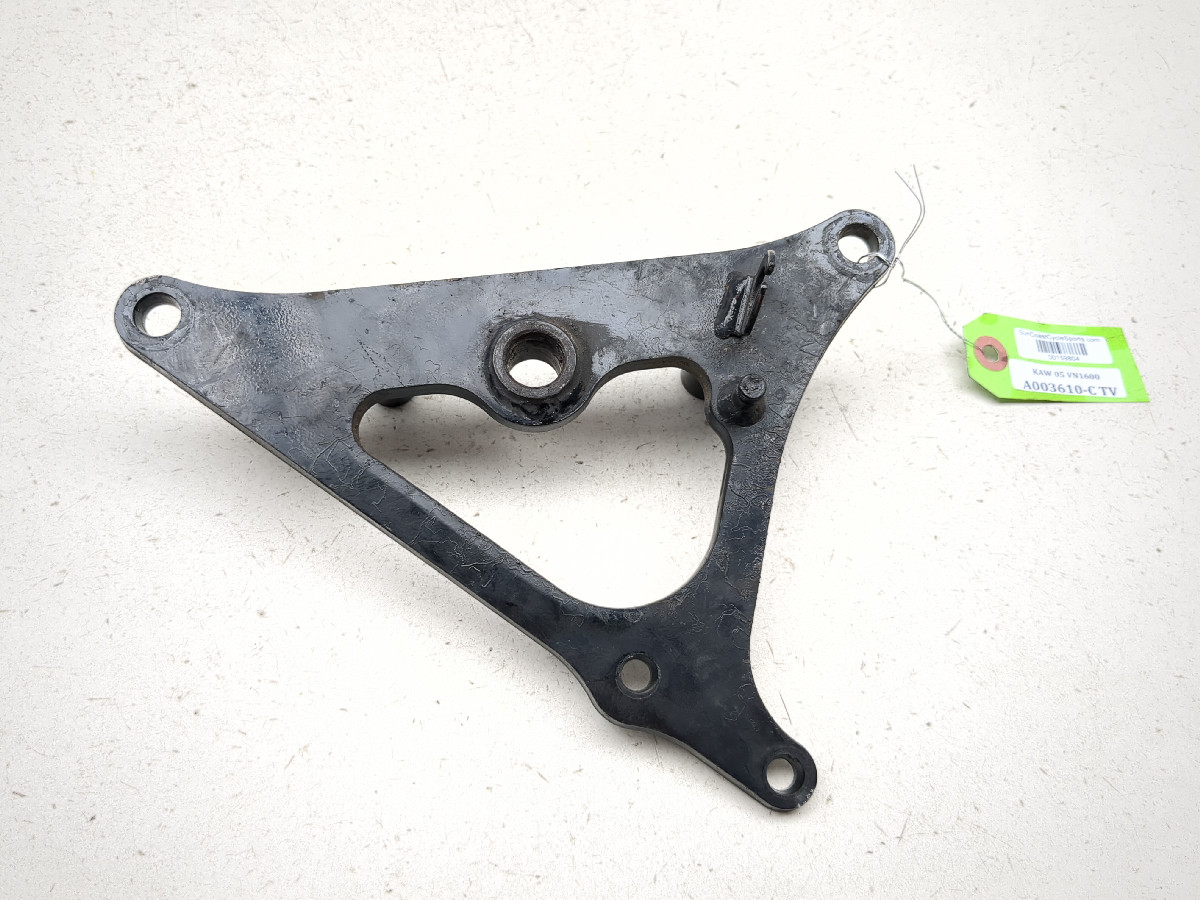 05 Kawasaki VN1600 Vulcan Nomad Right Footpeg Mount Bracket Holder