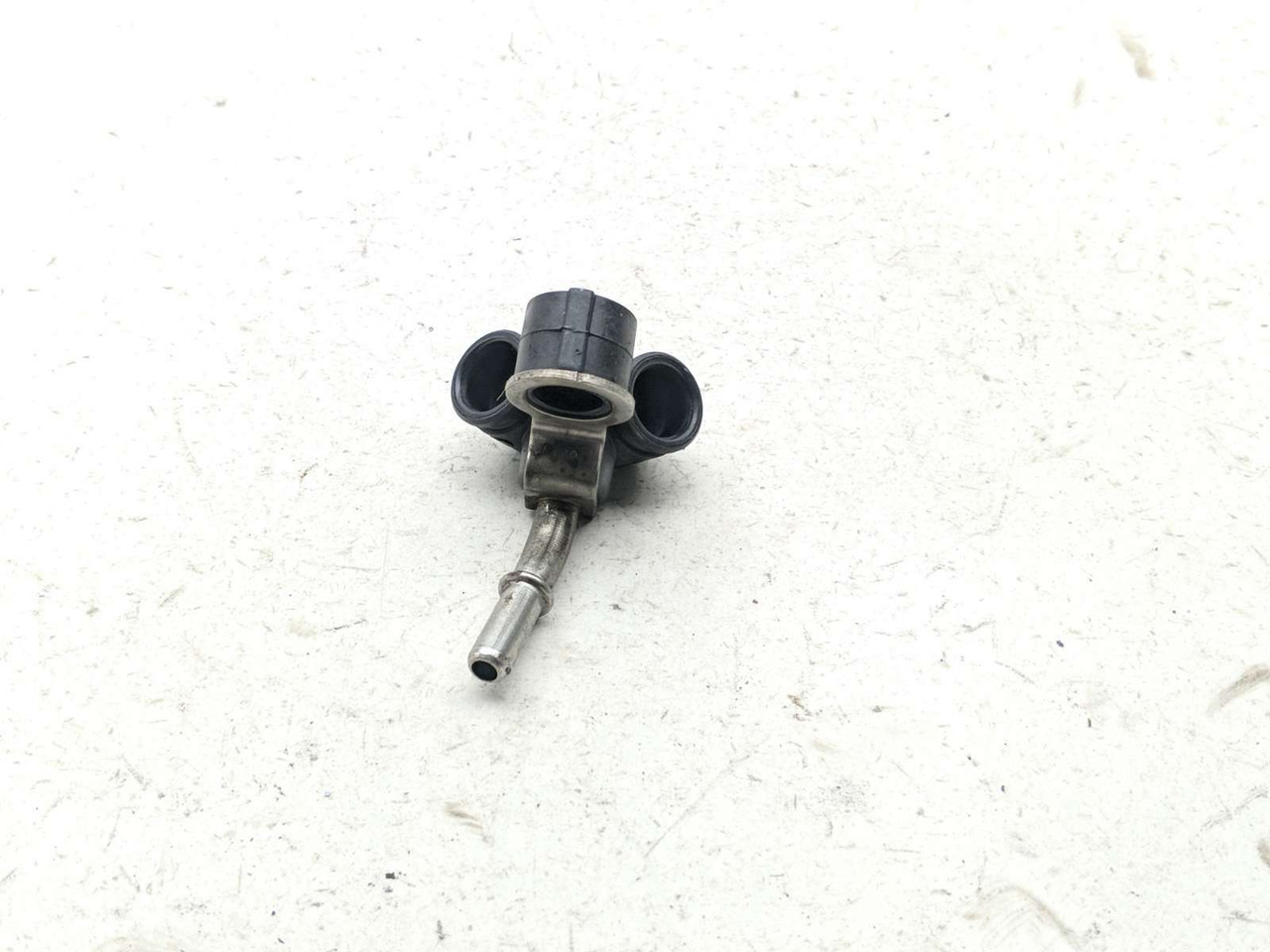 14-17 Harley FXDL Dyna Low Rider Gas Fuel Injector Rail 25356844