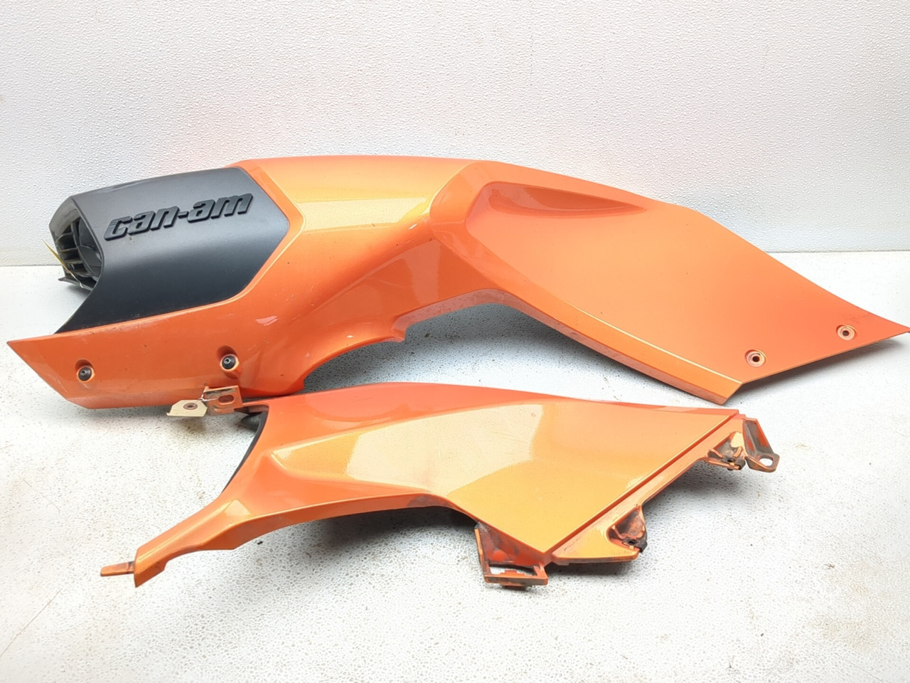 239ページ 15-24 Can-Am Spyder F3 LTD SE6 Left Side Upper & Lower Cover Panel