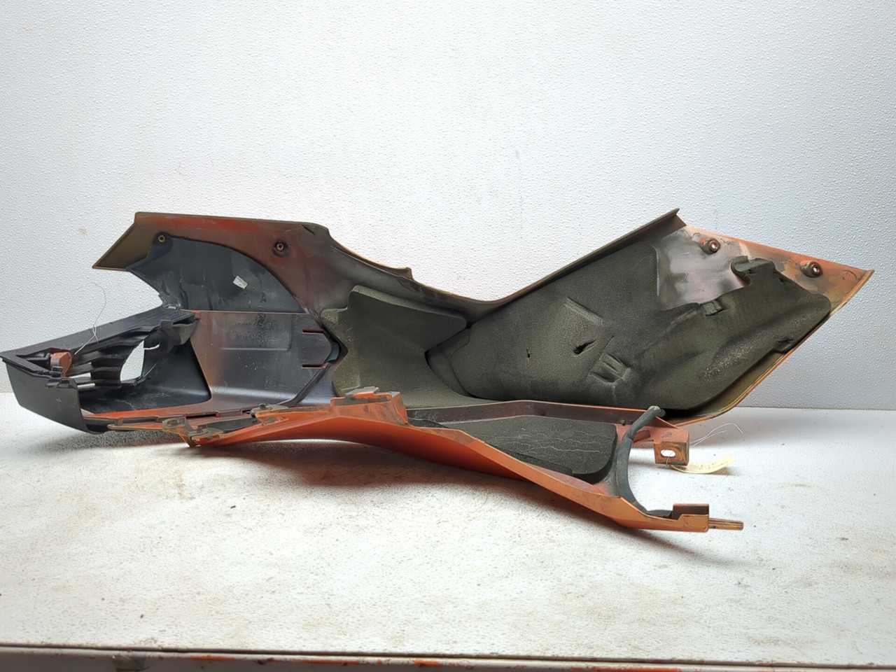 239ページ 15-24 Can-Am Spyder F3 LTD SE6 Left Side Upper & Lower Cover Panel