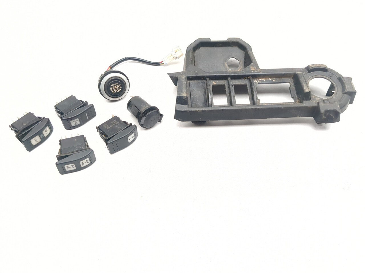 21-24 Can Am Commander 700 XT Front Bezel & Accessory Start