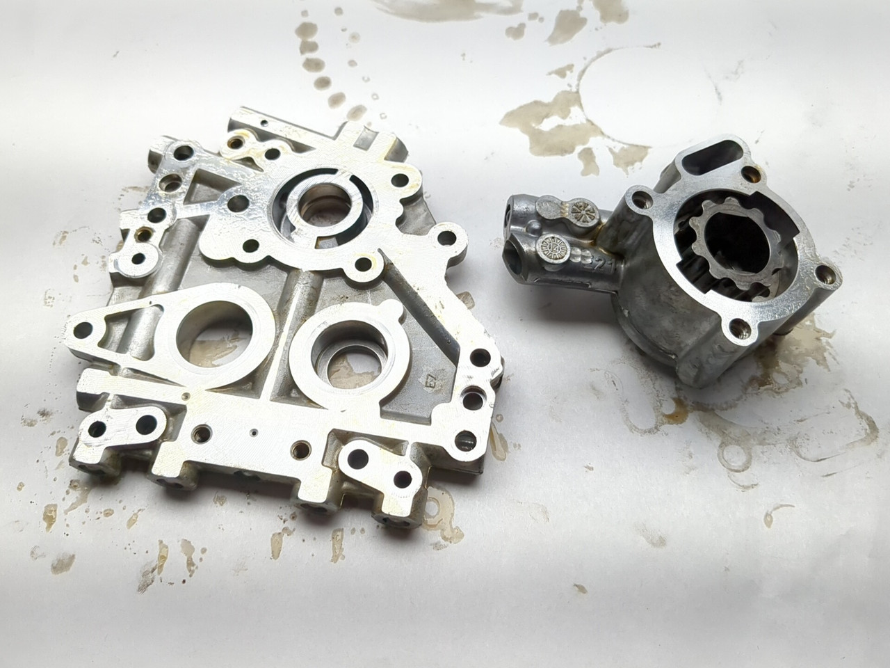 14-16 Harley Street Glide Special FLHXS Cam Support Plate Oil Pump