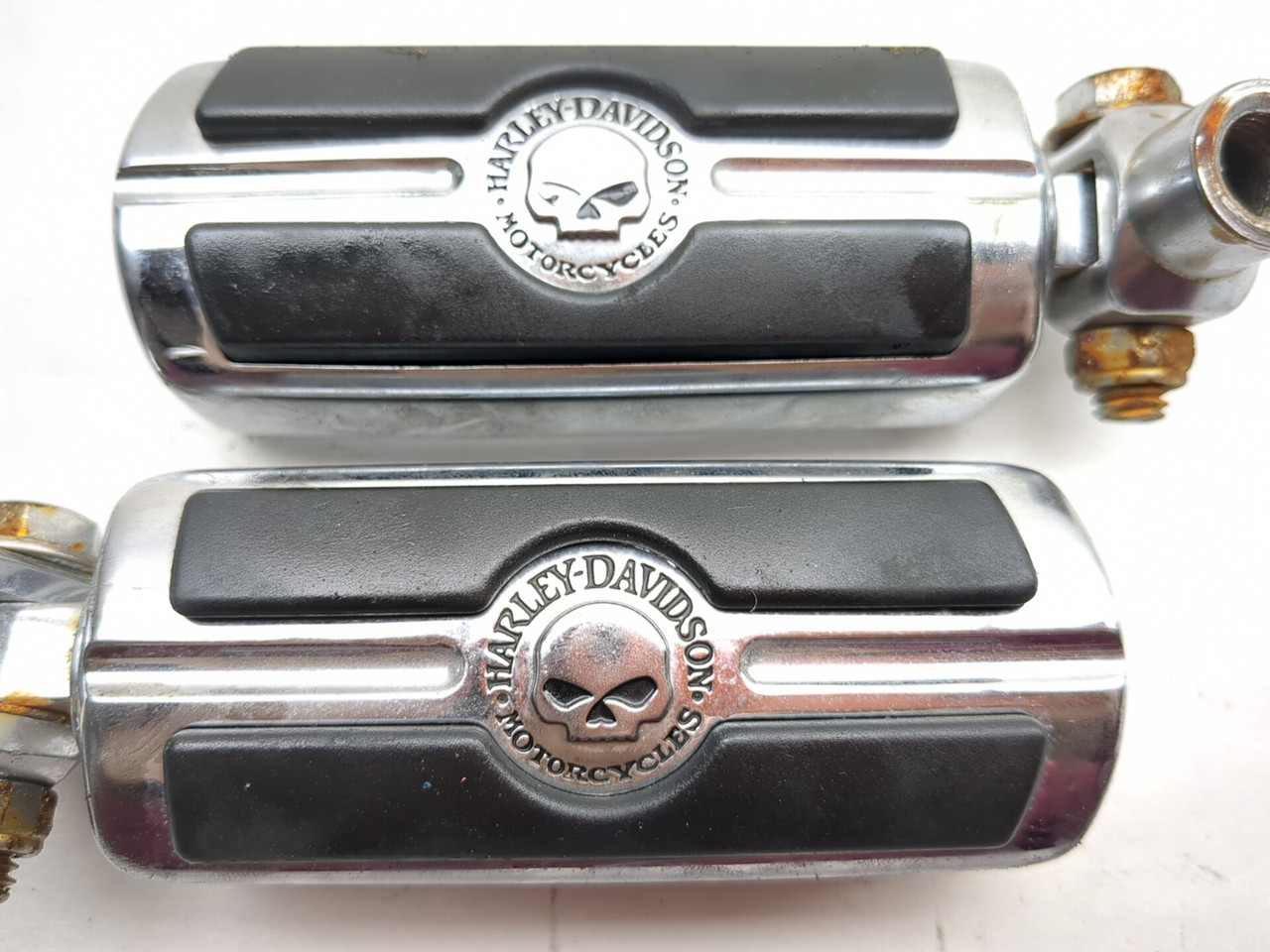 06 Harley Davidson Street Glide FLHXI Rear Passenger Foot Peg Set