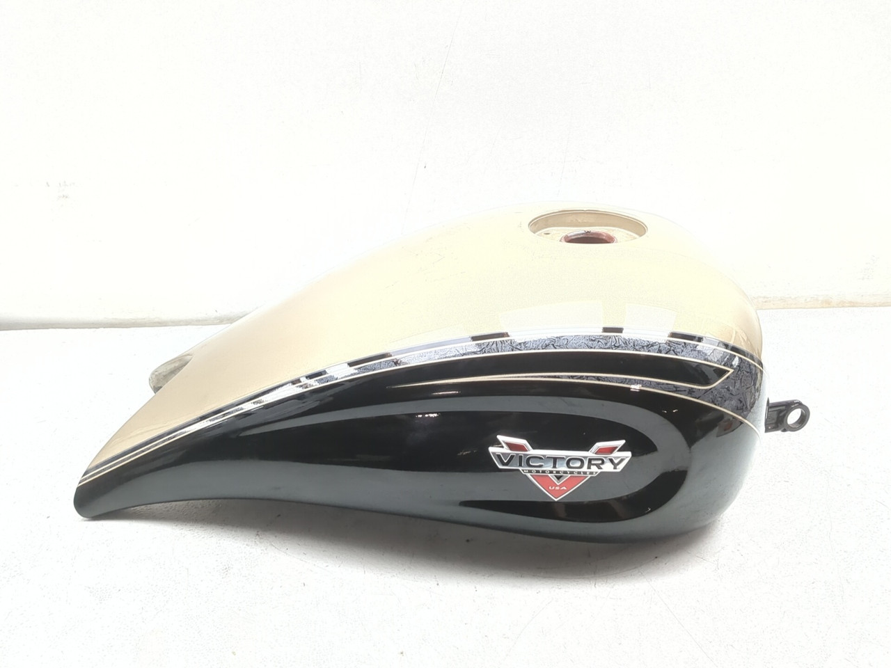 04-12 Victory Kingpin Fuel Tank Gas Petrol CLEAN 2204145-1172