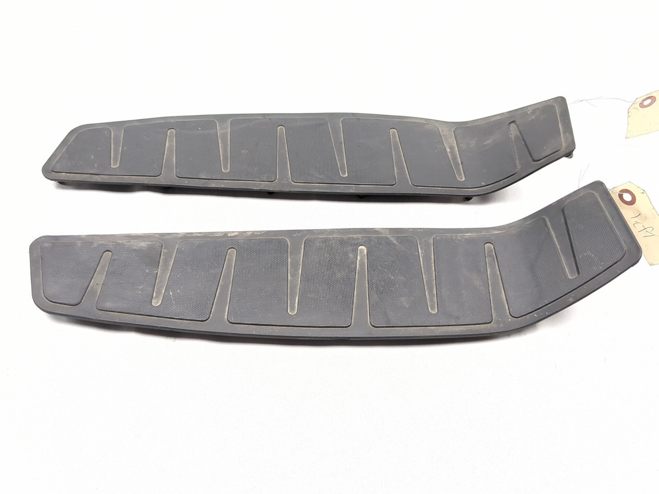 06-11 Piaggio MP3 250 Left Right Footrest Rubber Pads Set 623185