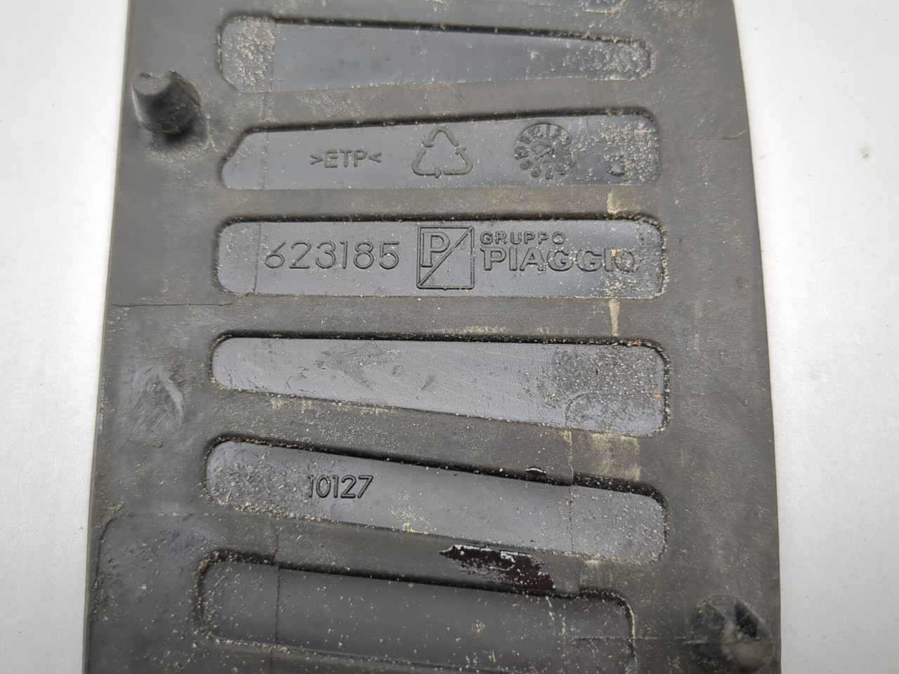 06-11 Piaggio MP3 250 Left Right Footrest Rubber Pads Set 623185