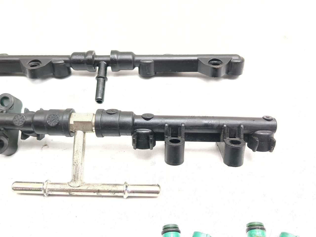 21-24 Kawasaki ZX10R Ninja ZX 10 Fuel Injector Rail Set 49033-0564