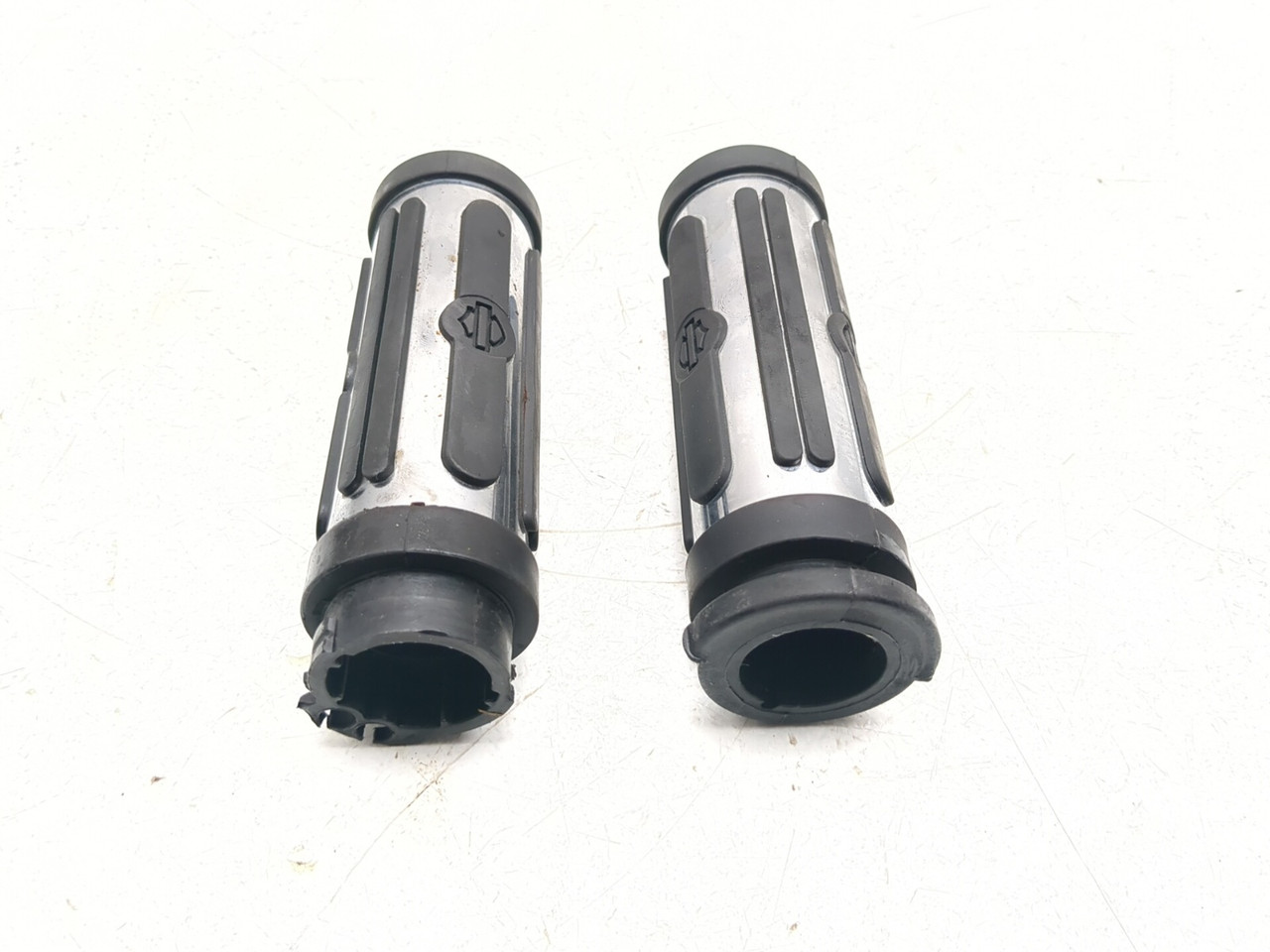 12-17 Harley NIGHT ROD VRSCDX Front Left Right Handlebar Grip Set