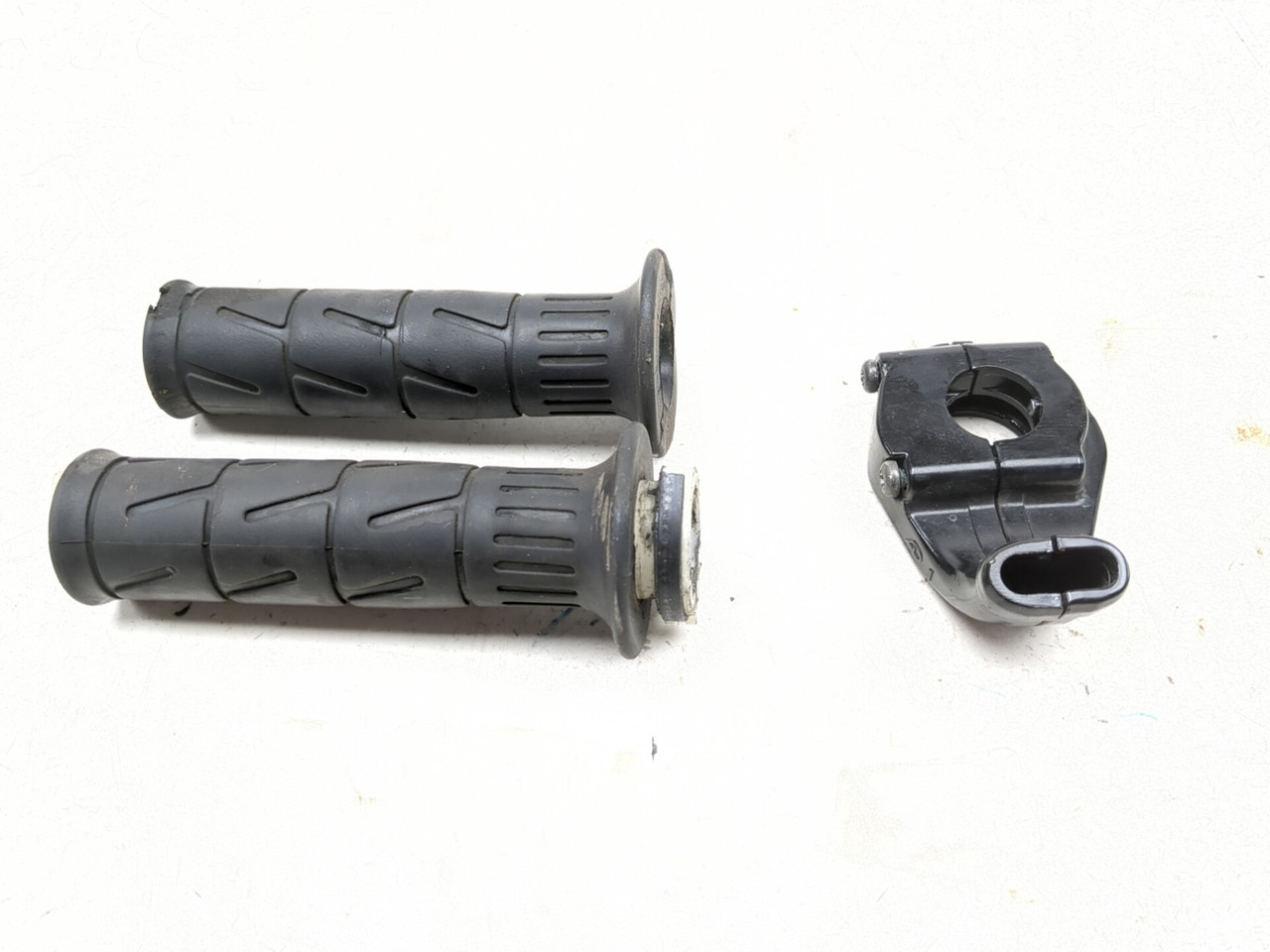 05-08 Kawasaki ZZR 600 Front Throttle Housing Grip Set 46019-0001