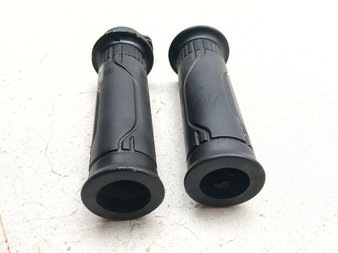 ボス 22-25 Honda CB300F Left Right Handlebar Grips Set 53140-KYJ-305