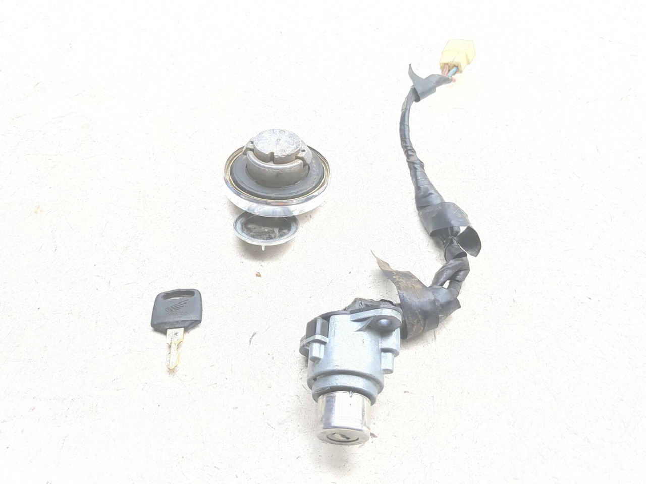 94-03 Honda Magna 750 VF750C Front Ignition Gas Cap Key Set 35010