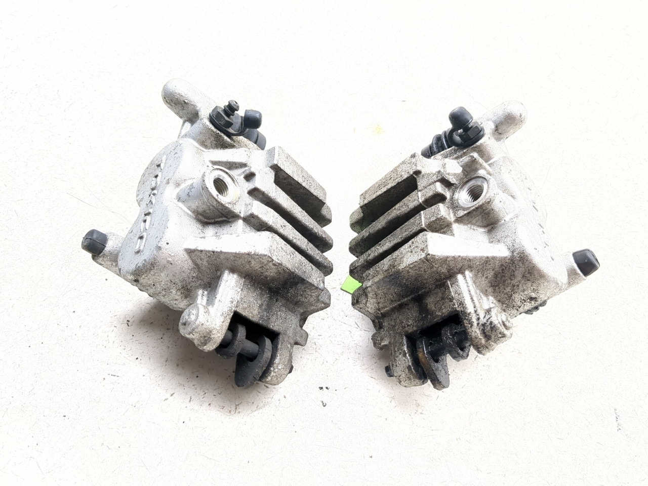 05-08 Kawasaki VN1600 Vulcan Nomad Front Brake Caliper Set 43080