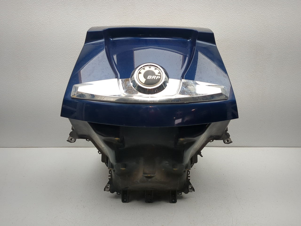 カンナムスパイダーロードスター フロントカバー 703 301 048 BRP 純正 CAN-AM BCXRDH1330 BCXRDT1400 フロントエンブレム 【中古】 2 バイク カンナムスパイダーロードスター フロントカバー 703 301 048