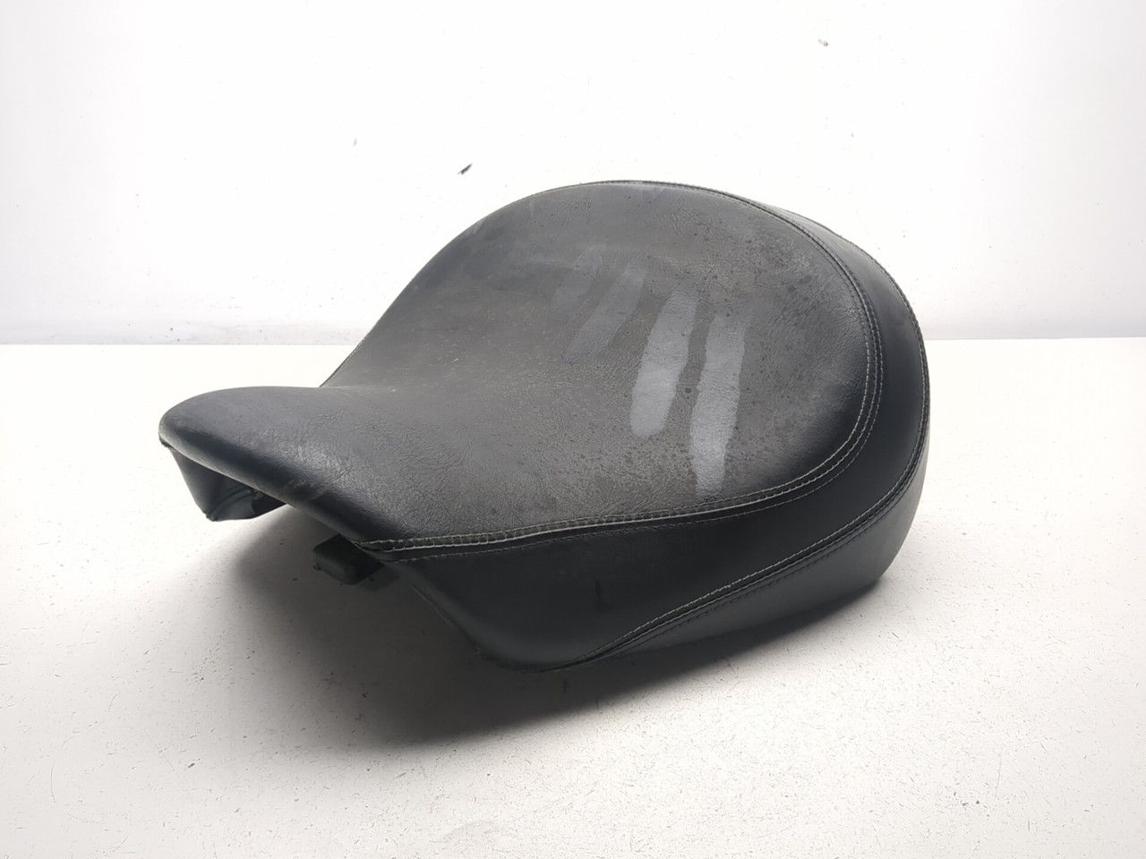 05-08 Kawasaki VN1600 Vulcan Nomad Front Driver Seat 53066-0020