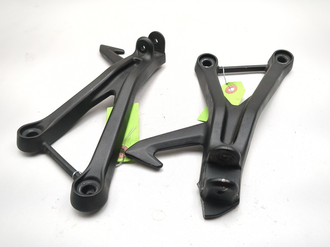 なな 23-26 Kawasaki ZX400S ZX4R Rear Passenger Foot Peg Bracket Pair