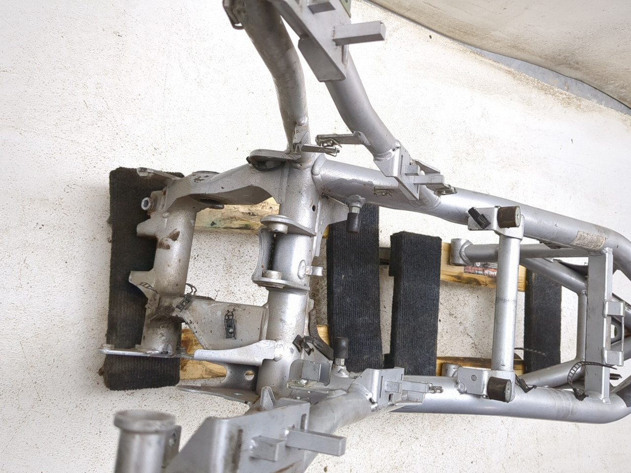 11-16 Moto Guzzi Stelvio 1200 NTX Main Frame Chassis STRAIGHT CLN