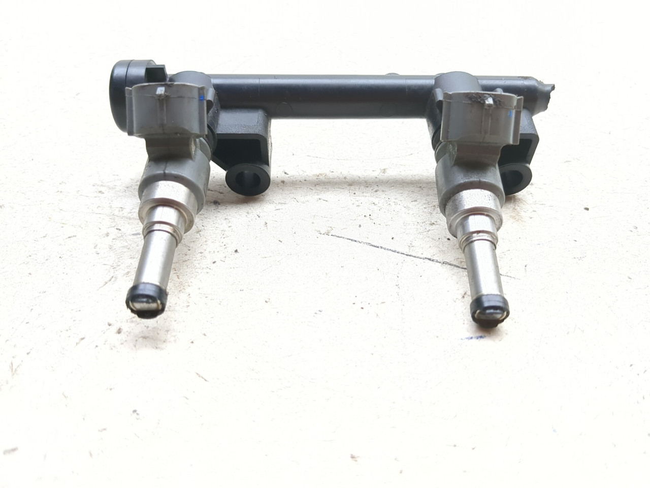 18-26 Kawasaki Ninja 400 EX400 Fuel Rail Injector Assembly 49056
