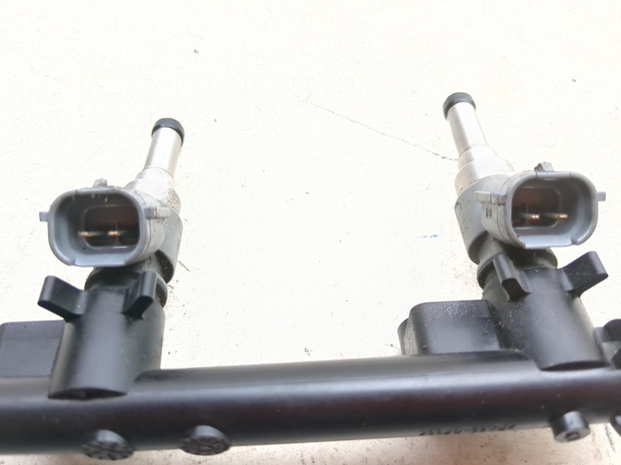 18-26 Kawasaki Ninja 400 EX400 Fuel Rail Injector Assembly 49056