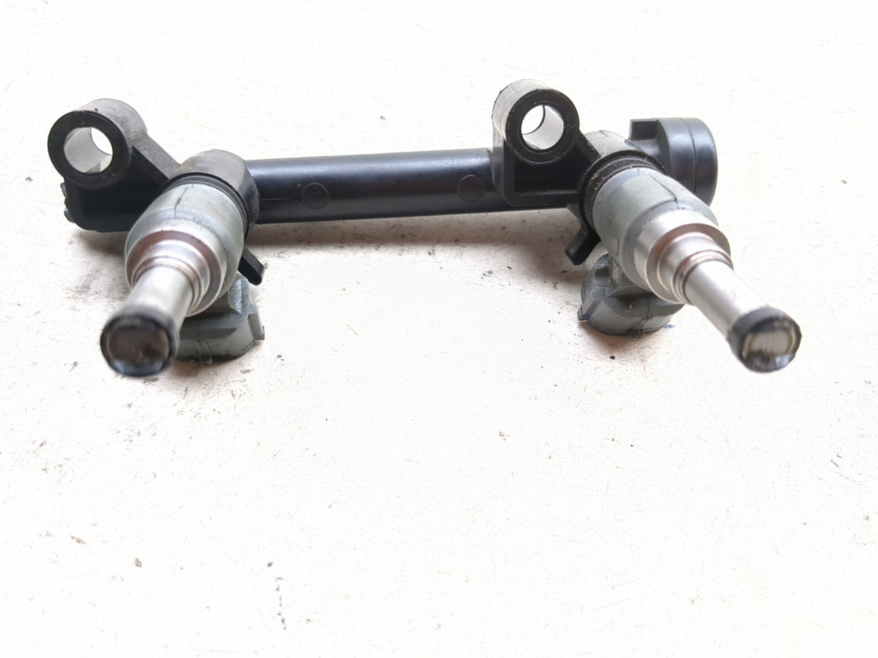 18-26 Kawasaki Ninja 400 EX400 Fuel Rail Injector Assembly 49056
